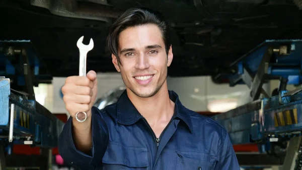 Caretaker Mechanic Having Checked Checked Car Smiles Showing English Key — Stock Photo, Image