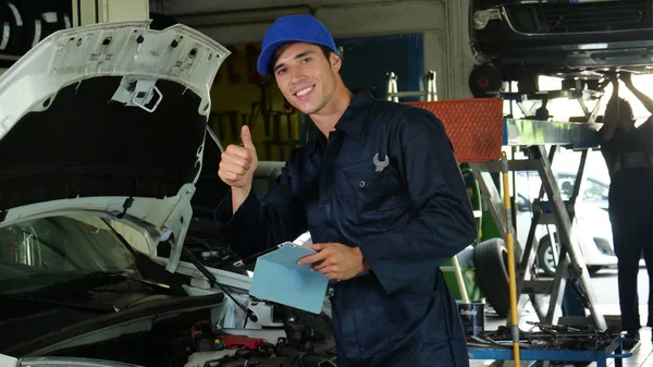 Uma Garagem Mecânico Depois Ter Verificado Feito Máquina Faz Com — Fotografia de Stock