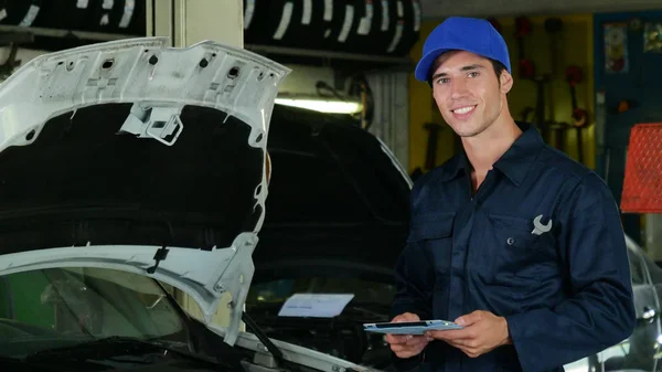 Garage Meccanico Dopo Aver Controllato Tablet Fatto Macchina Con Pollice — Foto Stock