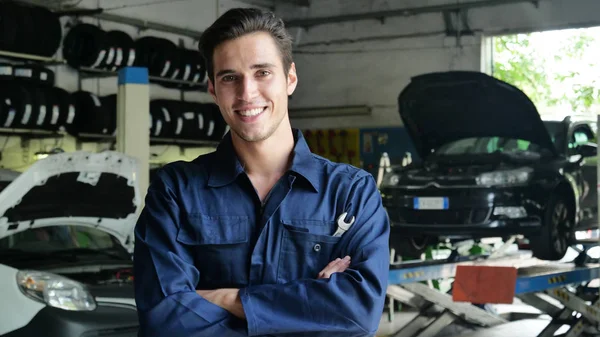 Garażu Mechanik Sprawdzone Sprawdzone Oleju Silnik Samochodzie Uśmiecha Się Ponieważ — Zdjęcie stockowe