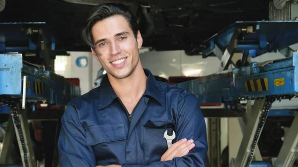 Einer Werkstatt Lächelt Ein Mechaniker Nachdem Und Motor Auto Überprüft — Stockfoto