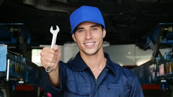 Caretaker Mechanic Having Checked Checked Car Smiles Showing English Key — Stock Photo, Image