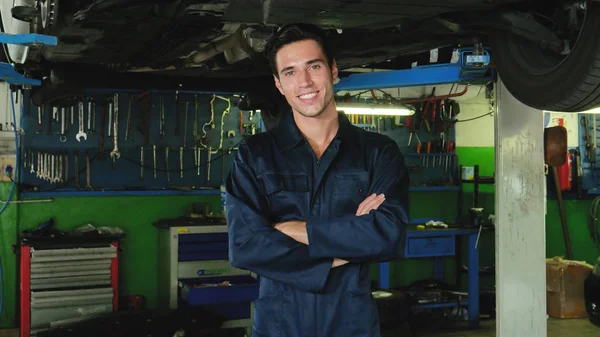 Einer Werkstatt Lächelt Ein Mechaniker Nachdem Und Motor Auto Überprüft — Stockfoto