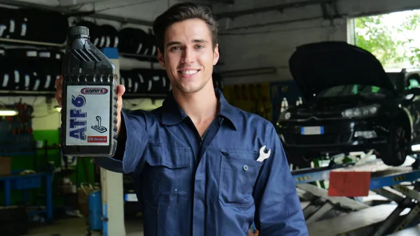 Mecânico Mecânico Depois Verificar Óleo Motor Carro Sorri Mostrando Tanque — Fotografia de Stock