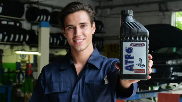 Mechanic Mechanic Checking Oil Engine Car Smiles Showing Oil Tank — Stock Photo, Image