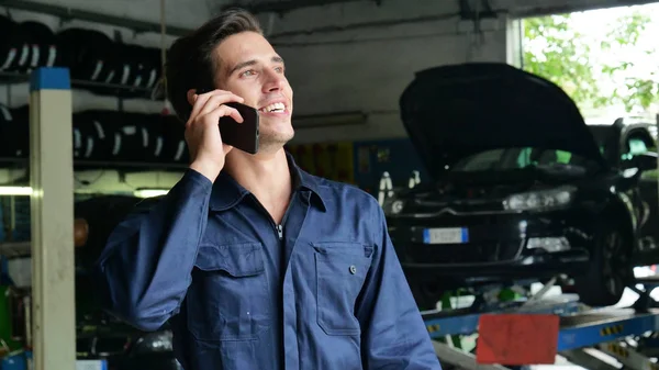 Custode Meccanico Utilizza Telefono Rispondere Messaggi Dei Clienti Chiamate Come — Foto Stock