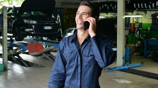 Custode Meccanico Utilizza Telefono Rispondere Messaggi Dei Clienti Chiamate Come — Foto Stock