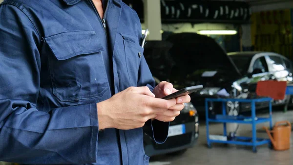 Custode Meccanico Utilizza Telefono Rispondere Messaggi Dei Clienti Chiamate Come — Foto Stock