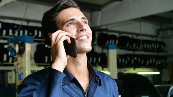 Dalam Pengasuh Seorang Mekanik Menggunakan Telepon Untuk Menanggapi Pesan Pelanggan — Stok Foto