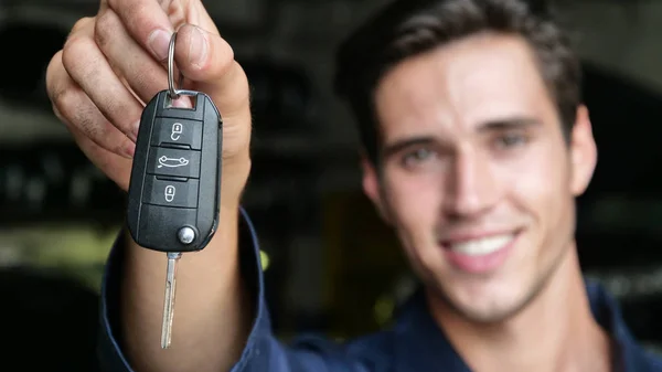 Dans Garage Réparation Automobile Mécanicien Après Avoir Installé Voiture Montre — Photo