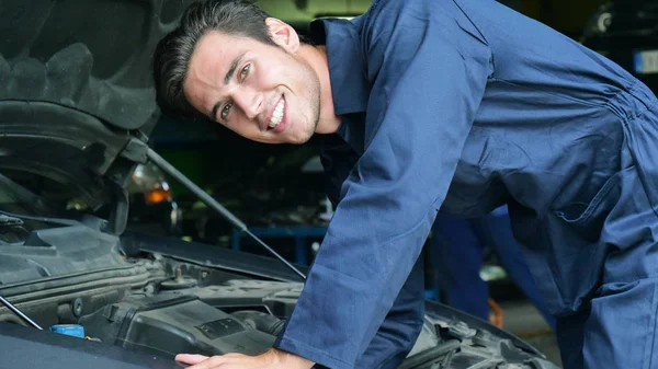 Uma Garagem Reparo Carro Mecânico Depois Acertar Carro Mostra Chaves — Fotografia de Stock