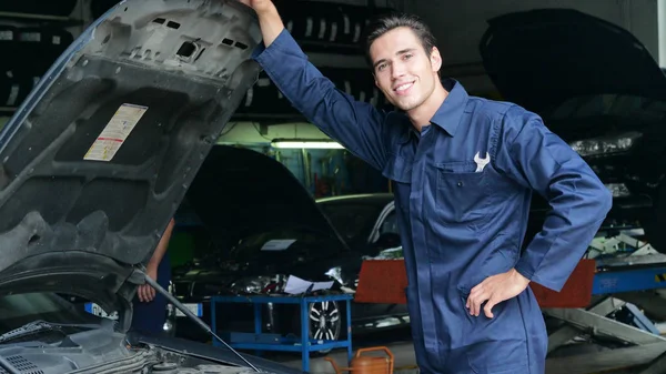 Dans Garage Réparation Automobile Mécanicien Après Avoir Installé Voiture Montre — Photo