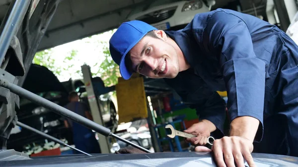 Uma Garagem Reparo Carro Mecânico Depois Acertar Carro Mostra Chaves — Fotografia de Stock