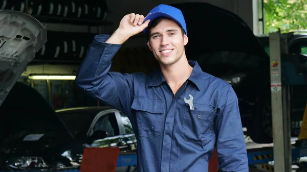 Dans Garage Mécanicien Après Avoir Vérifié Vérifié Huile Moteur Voiture — Photo