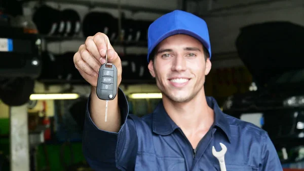 Car Repair Garage Mechanic Settling Car Shows Keys Car Ready — Stock Photo, Image