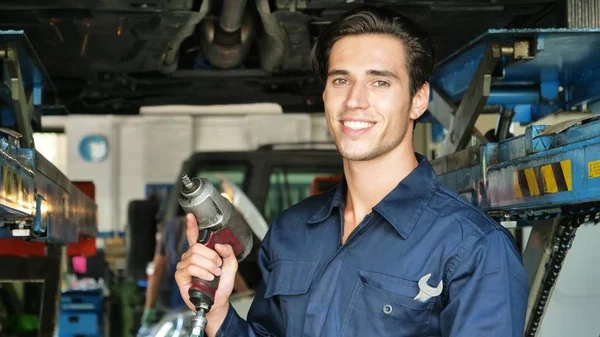 Retrato Mecánico Garaje Que Mientras Rompe Neumáticos Máquina Sonríe Concepto —  Fotos de Stock