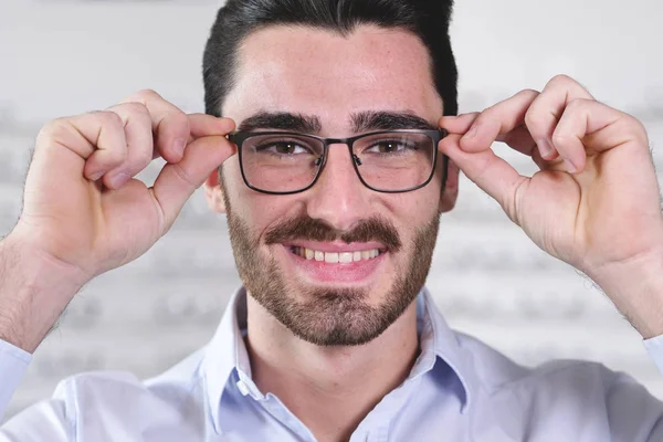 Hombre Caucásico Guapo Ajustando Gafas Centro Óptico — Foto de Stock