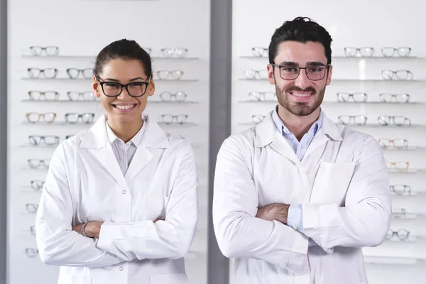 Iki Ophthalmologists Kadın Erkek Silah Ile Optik Dükkanında Geçti — Stok fotoğraf