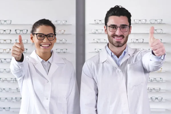 Iki Ophthalmologists Kadın Erkekte Optik Başparmak Yukarı Alışveriş — Stok fotoğraf