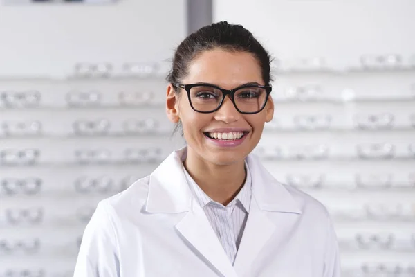 Wanita Bahagia Tersenyum Pusat Optik Memakai Kacamata Kacamata — Stok Foto