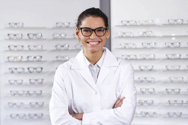 腕を持つ眼鏡眼鏡光学中心に幸せな笑みを浮かべて医者女交差 — ストック写真