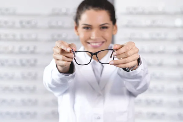 Retrato Mujer Oftalmóloga Dando Gafas Cámara — Foto de Stock