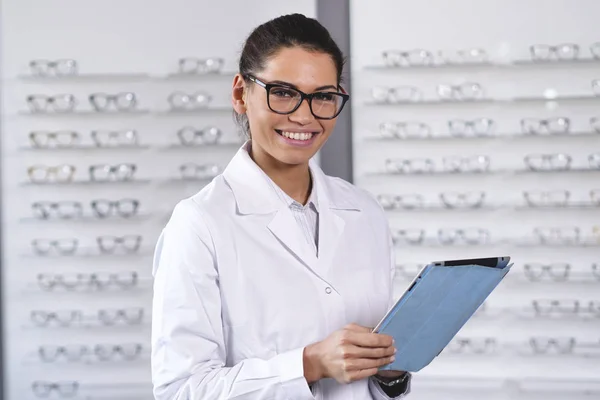 Oftalmóloga Mujer Mirando Cámara Sosteniendo Tableta Digital — Foto de Stock