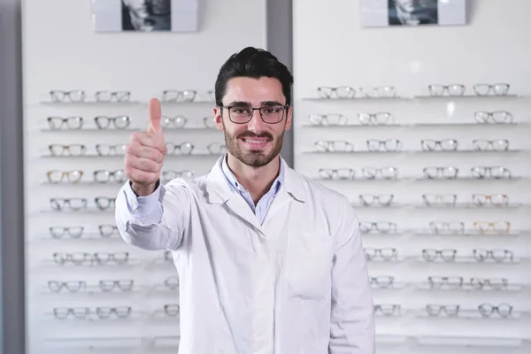 Bonito Caucasiano Homem Vestindo Olhos Óculos Óptico Centro Gesto Polegares — Fotografia de Stock