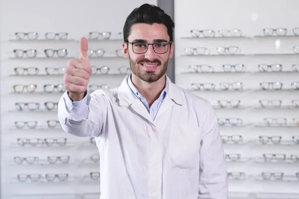 Kaukaska Przystojny Człowiek Sobie Oko Okulary Optyczne Centrum Kciuki Skrzyżowane — Zdjęcie stockowe