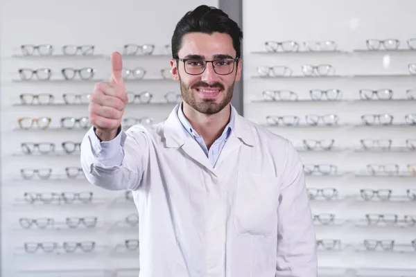 Guapo Hombre Caucásico Con Gafas Centro Óptico Gestos Pulgares Hacia — Foto de Stock