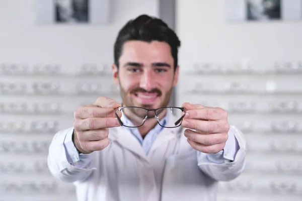 Retrato Oftalmologista Homem Dando Óculos Para Câmera — Fotografia de Stock