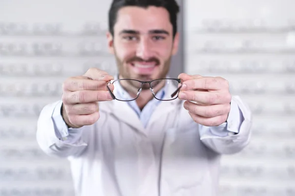 Retrato Homem Oftalmologista Sorridente Mostrando Óculos Para Câmera — Fotografia de Stock