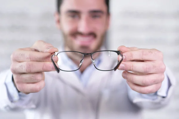 Retrato Homem Oftalmologista Sorridente Mostrando Óculos Para Câmera — Fotografia de Stock