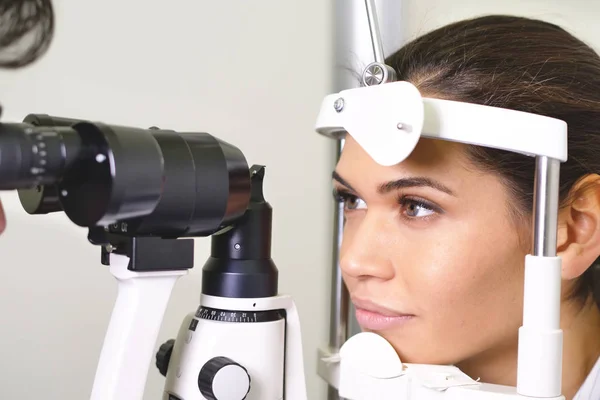 Wanita Memeriksa Mata Lampu Slit Pemeriksaan Mata Klinik Oftalmologi — Stok Foto