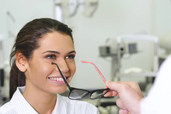 Ofthalmologist Pria Memberikan Pelanggan Wanita Kacamata Baru Pusat Optik — Stok Foto