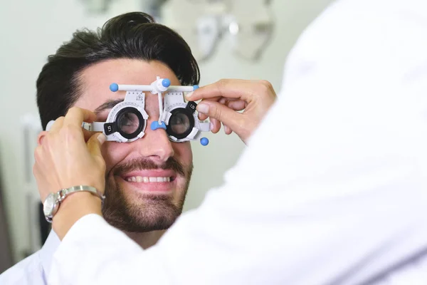 Mujer Doctor Chequeo Hombre Ojos Con Calibración Ojo Prueba Gafas — Foto de Stock