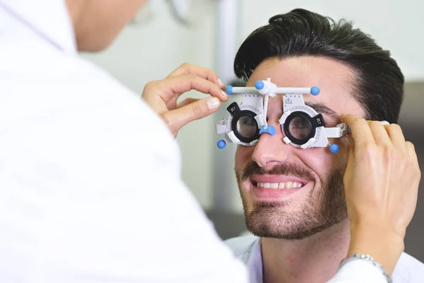 Mujer Doctor Chequeo Hombre Ojos Con Calibración Ojo Prueba Gafas — Foto de Stock