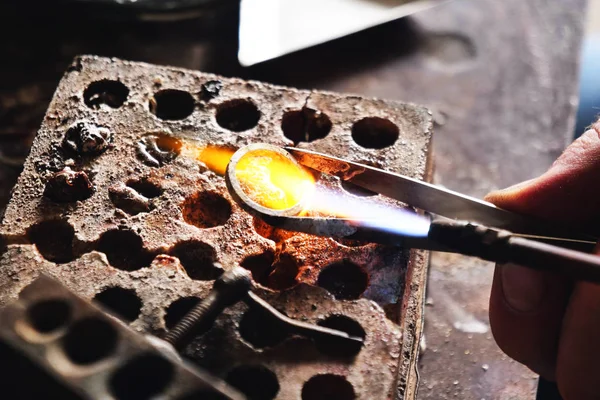Χρυσοχόος Λιώνει Χρυσό Φλόγα Του Oxydric Για Δημιουργήσετε Βαρύτιμα Δαχτυλίδια — Φωτογραφία Αρχείου