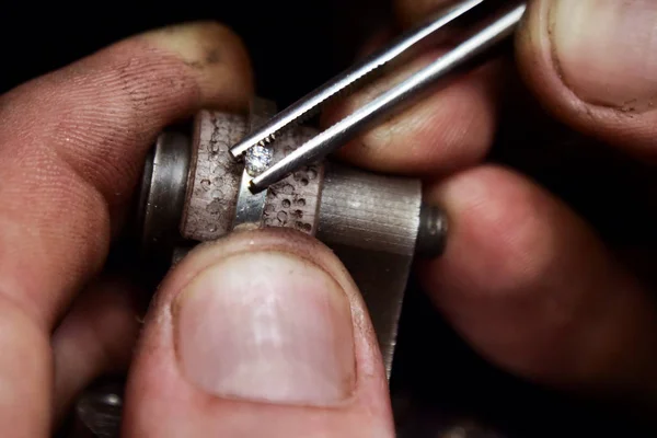 Närbild Goldsmith Hand Att Göra Guld Eller Silver Ring Eller — Stockfoto