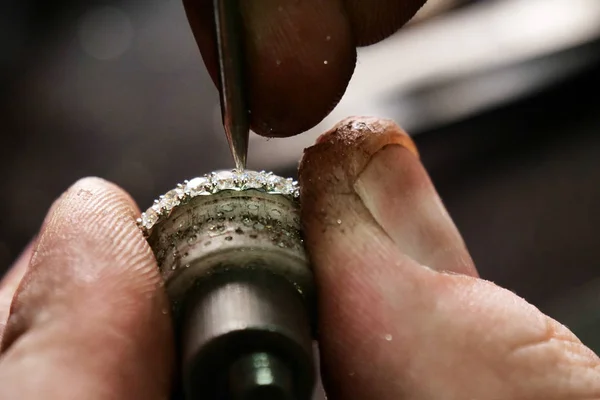 Närbild Goldsmith Hand Att Göra Guld Eller Silver Ring Eller — Stockfoto