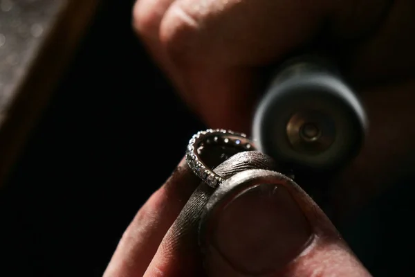Feche Mão Ourives Fazendo Anel Ouro Prata Diamante Usando Ferramentas — Fotografia de Stock
