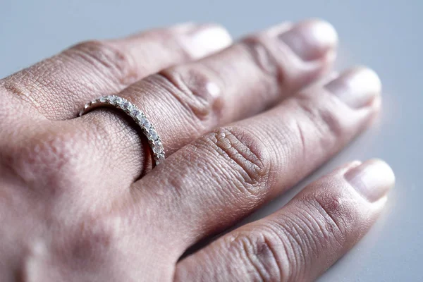 Close Uma Bela Mão Uma Mulher Usando Anel Diamante Precioso — Fotografia de Stock