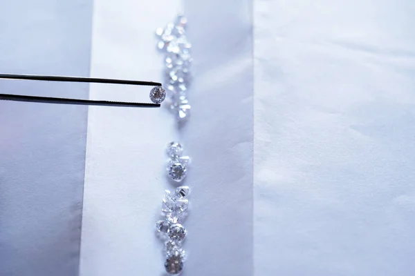 Close Uma Mão Ourives Que Com Pinças Profissionais Verifica Diamantes — Fotografia de Stock