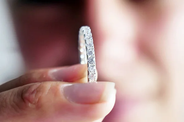 Close Beautiful Hand Woman Wearing Precious Diamond Ring Concept Wedding — Stock Photo, Image