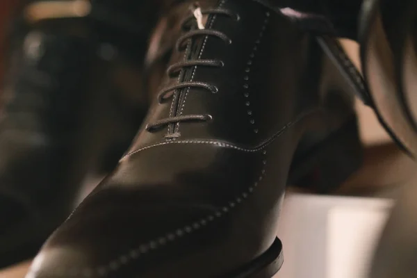 エレガントな靴とベルト 仕立て ショップの棚の上のペア コンセプト ファッション スタイル モード — ストック写真
