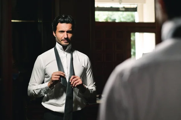 仕立屋の男とオーダーメイドの服を着た男がスーツを着てネクタイを結び 仕事に持ち込む コンセプト テーラリング ビジネスマン — ストック写真
