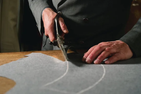 Tailor Cutting Cloth According Tradition Tailors Dressmaker Uses Perfectly Needle — Stock Photo, Image