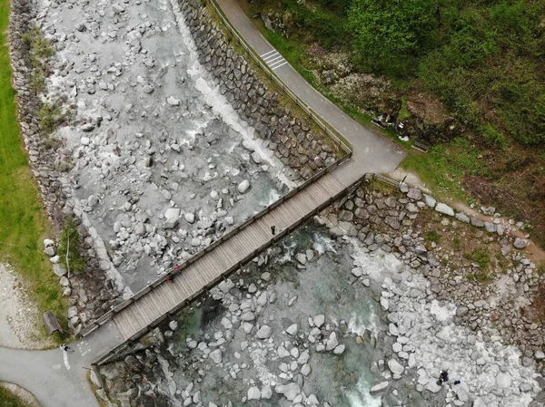 Vista Aérea Río Salvaje Con Rocas Puente Madera Camino Peatonal —  Fotos de Stock