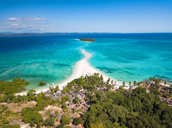 Pulau Karibia Dengan Telapak Tangan Dan Air Laut Bening Kristal — Stok Foto