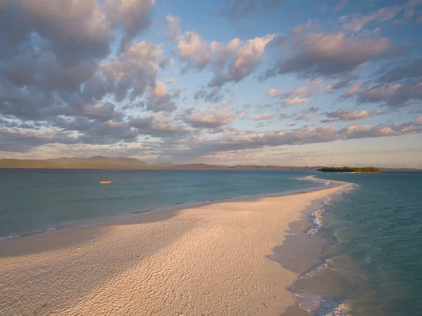 Luftaufnahme Einer Herrlichen Landschaft Eine Insel Mit Weißem Strand Kristallklarem — Stockfoto